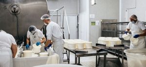 Medewerkers in de voedingsindustrie voeren zwaar lichamelijk werk uit