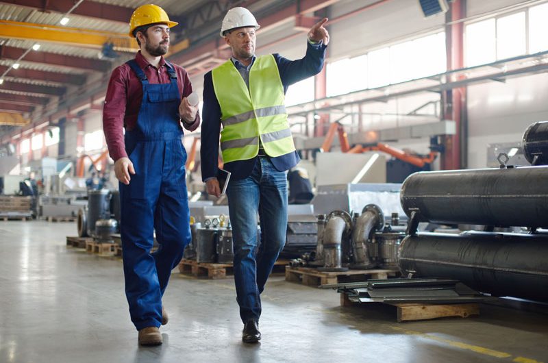 De uitvoering van een RI&E is de verantwoordelijkheid van de werkgever. Een interne- of externe deskundige voert de inventarisatie uit.
