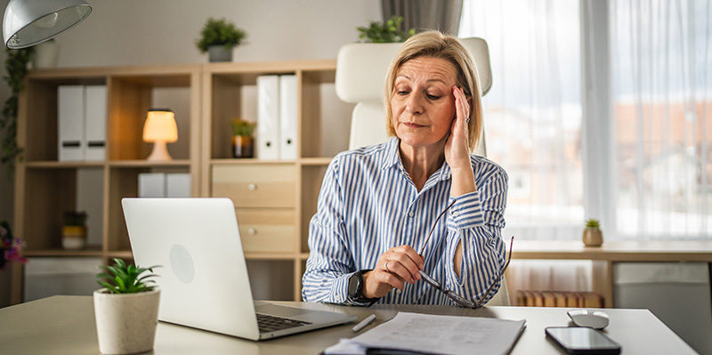 Burnout kent veel verschillende klachten. Hier kun je op letten.