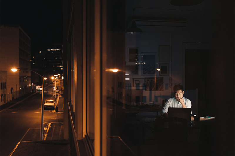 Hoge werkdruk veroorzaakt werkstress en zorgt op lange termijn voor risico op burn-out. Bijvoorbeeld wanneer het werktempo, of de -hoeveelheid te hoog liggen.