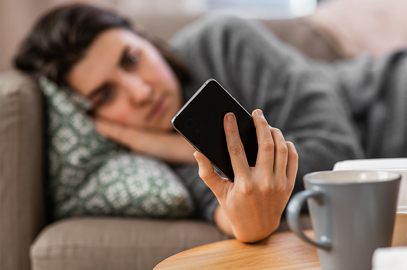 Vrouw die ziek op de bank ligt, oorzaak van verzuim onbekend