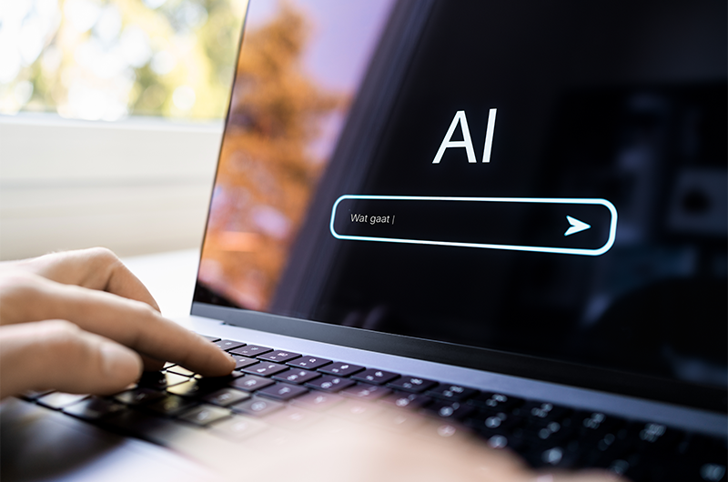 persoon werkt met AI om productiever te zijn